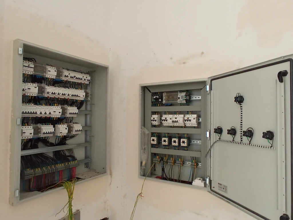 صورة لـ  Câblage des armoires électriques