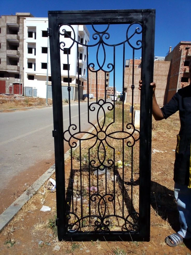 صورة لـ  الباب ديال …