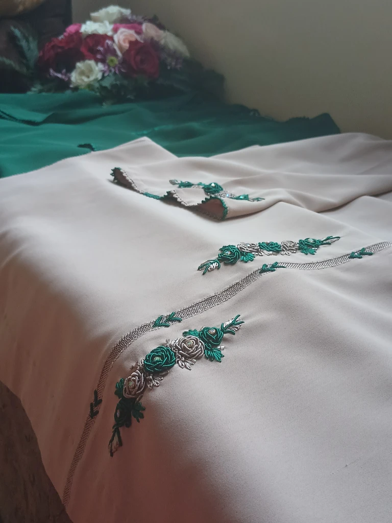 صورة لـ  جلابة بالقميص بالراندة و الطرز باليد