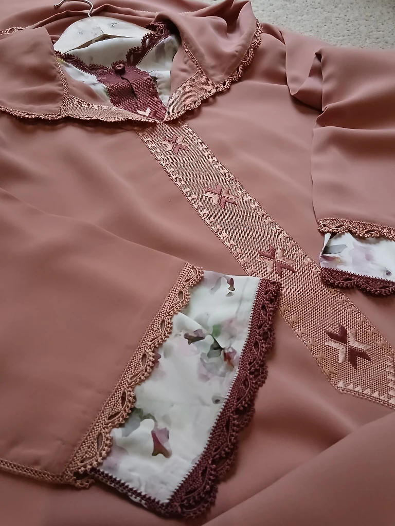 صورة لـ  جلابة بالثانية و الطرز باليد