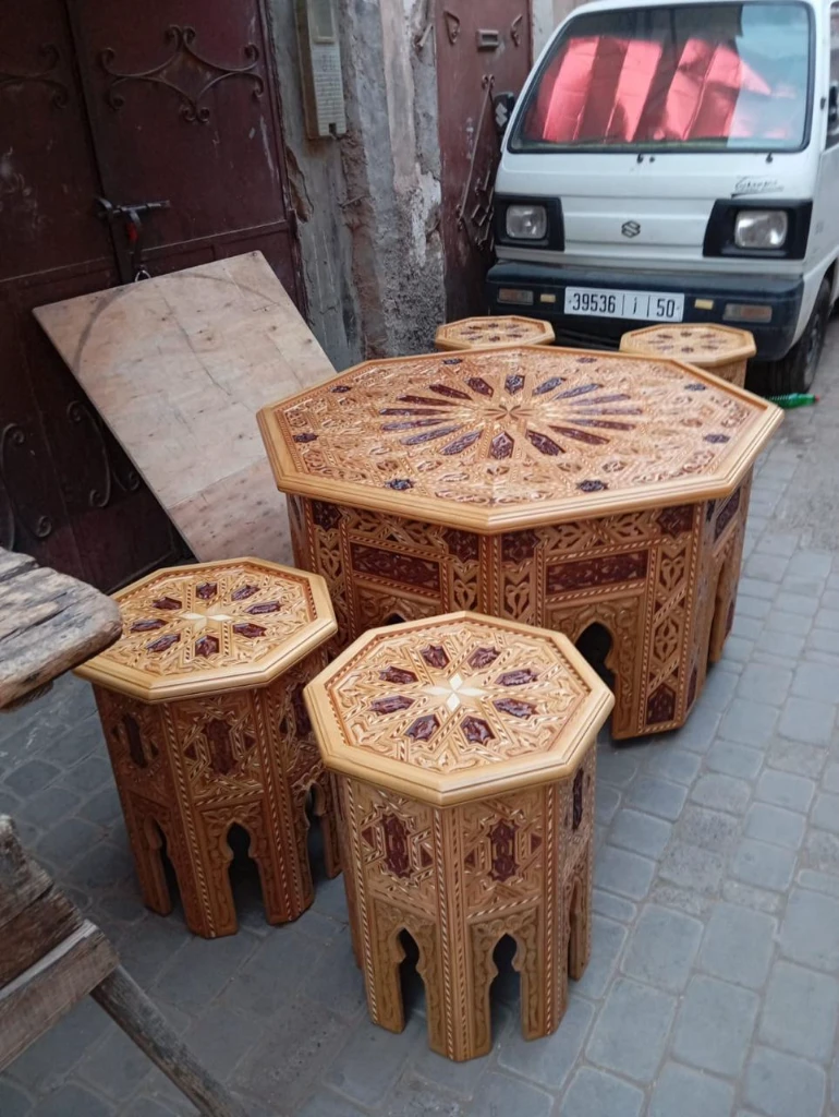 Grandes tables sculptées à la main en bois de cèdre · 3