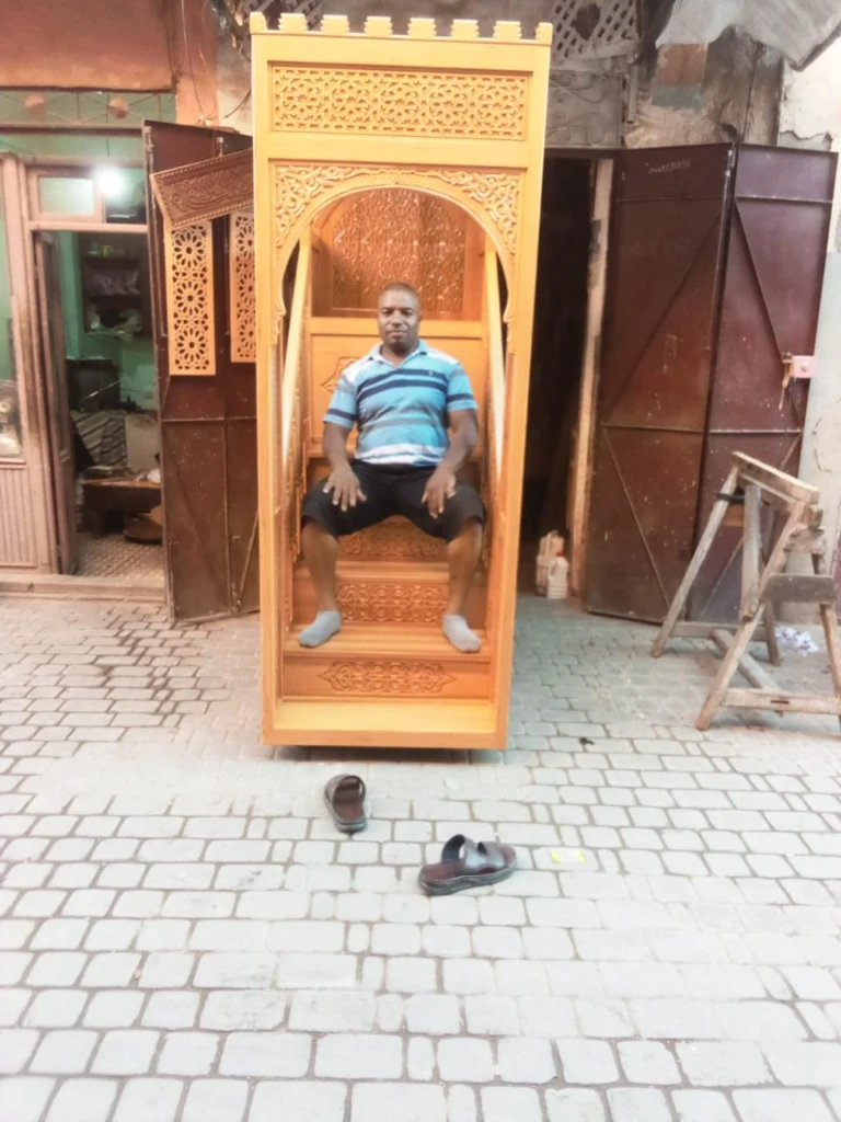 منبر مسجد خشبي منقوش يدوياً · 2