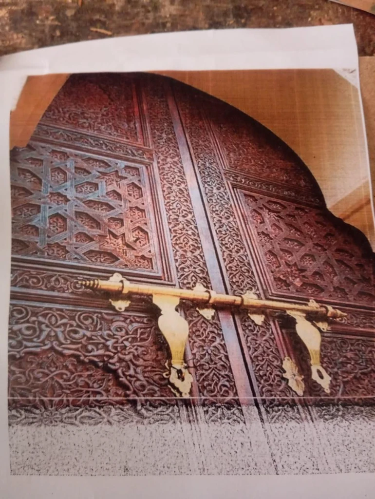 باب خشبي فاخر بزخارف منقوشة يدوياً · 4