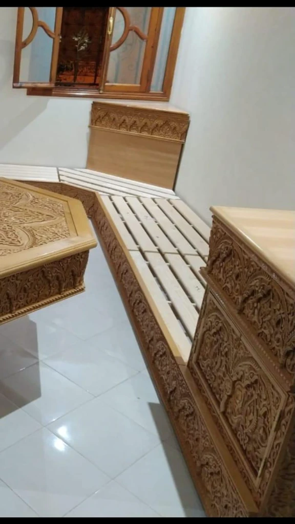 Grandes tables sculptées à la main en bois de cèdre · 6