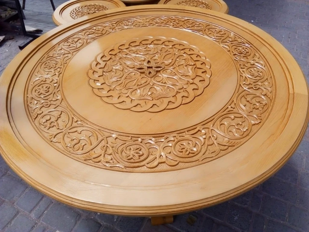 Grandes tables sculptées à la main en bois de cèdre · 1