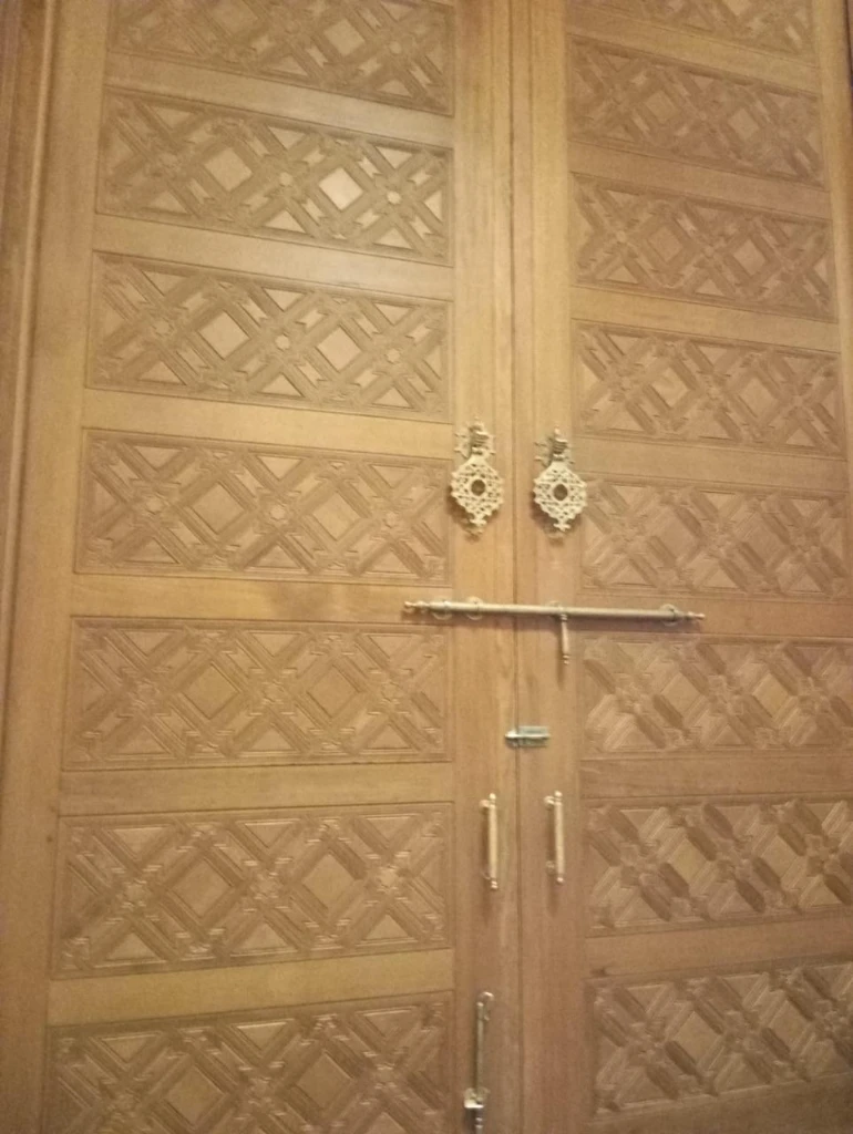 باب خشبي فاخر بزخارف منقوشة يدوياً · 5