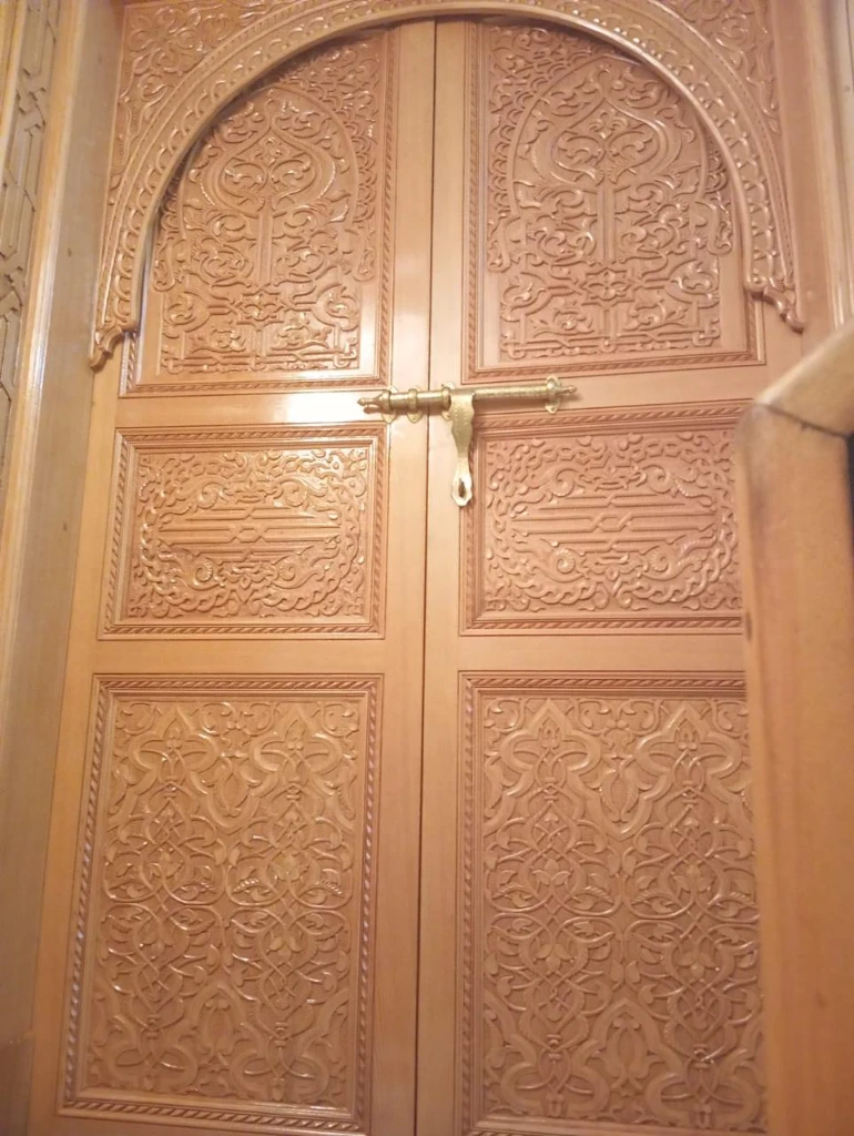 باب خشبي فاخر بزخارف منقوشة يدوياً · 6