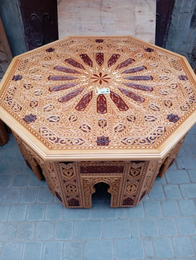 Grandes tables sculptées à la main en bois de cèdre · 4