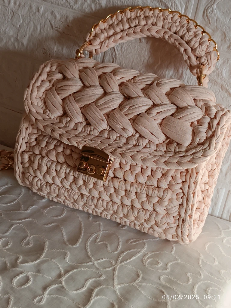 صورة لـ  Pinterest b…