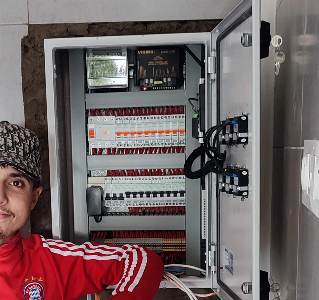 photo of عامل صيانة …