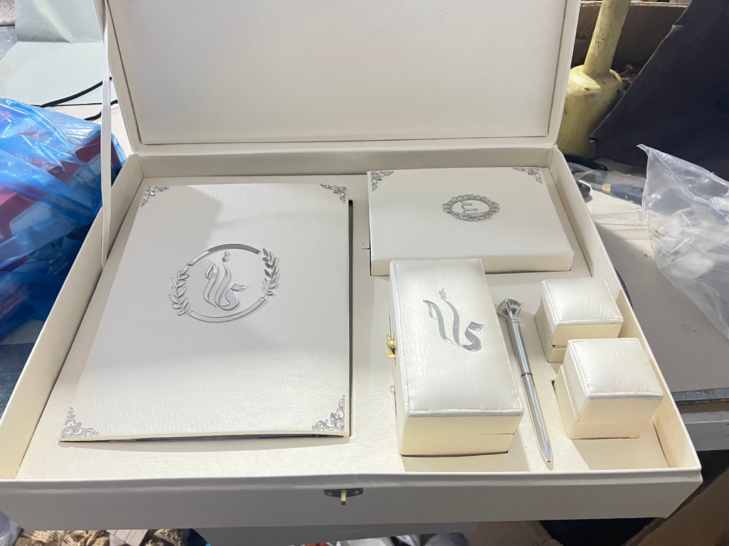 photo of صانع علب ال…